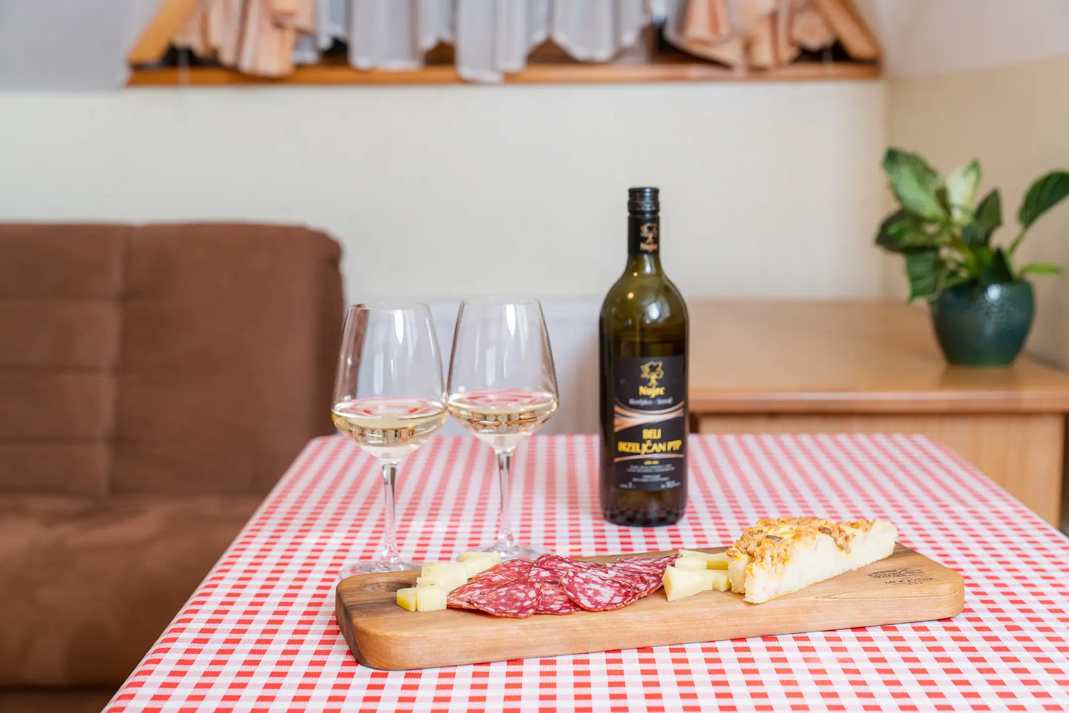 Narezek in steklenica domačega vina