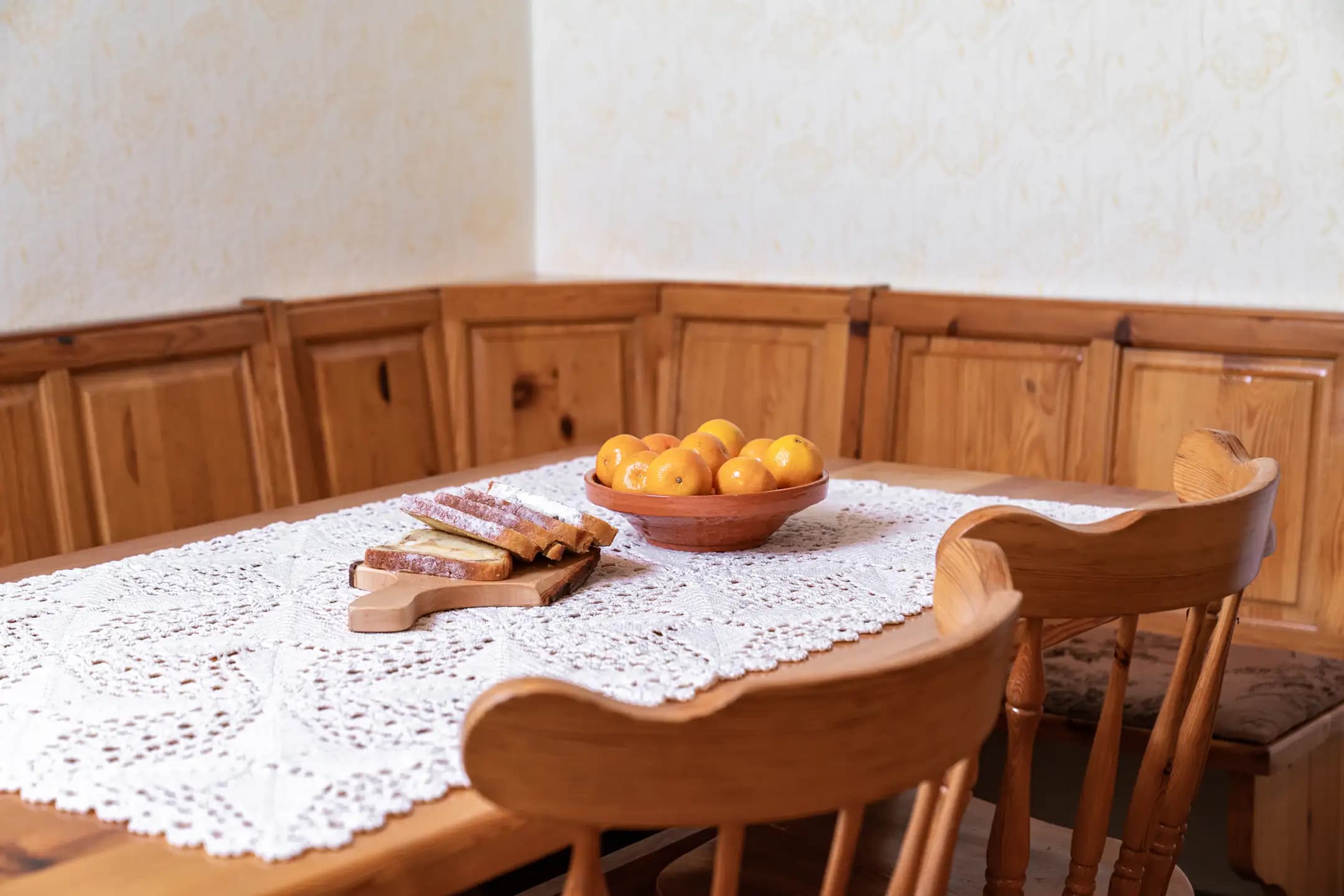 Kmečka miza z mizarskimi stoli