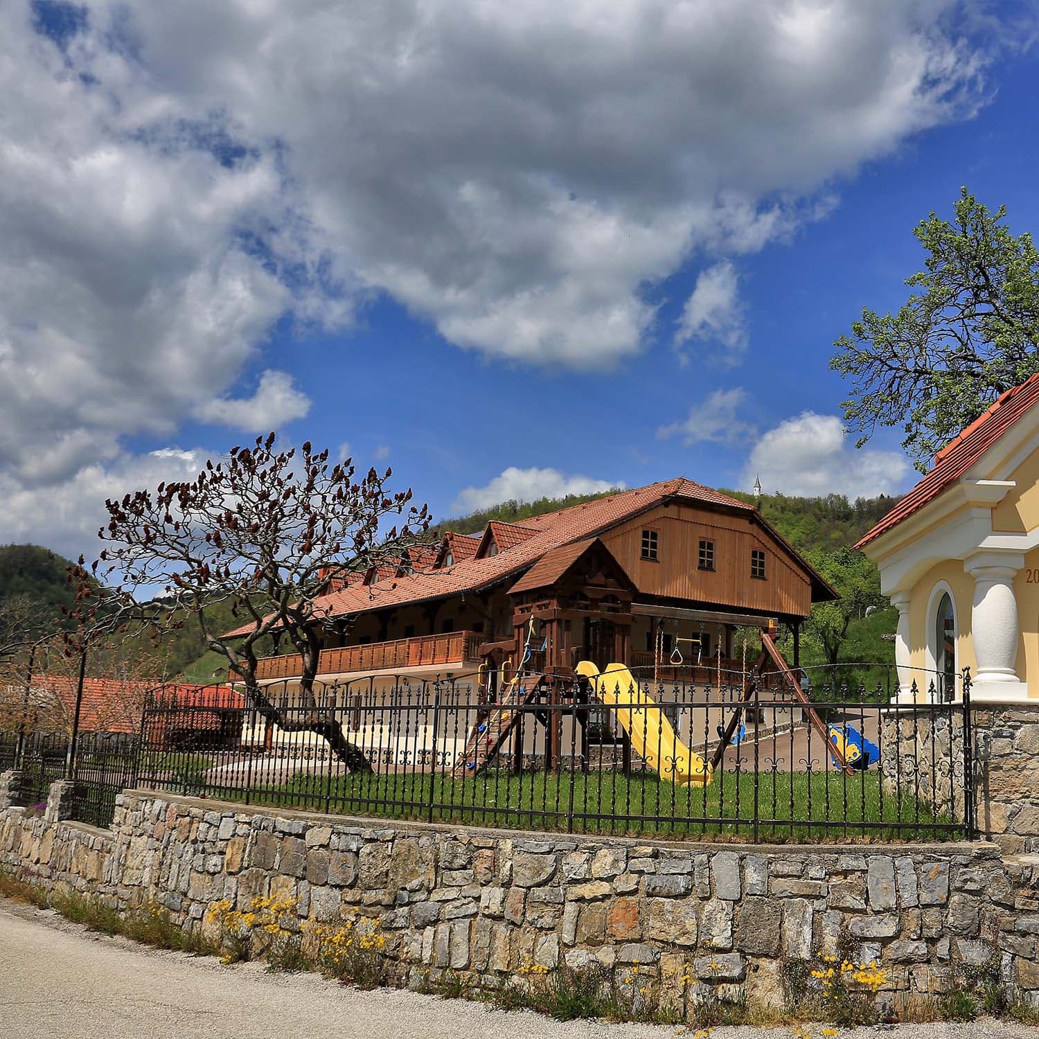 Domačija z igrali za najmlajše
