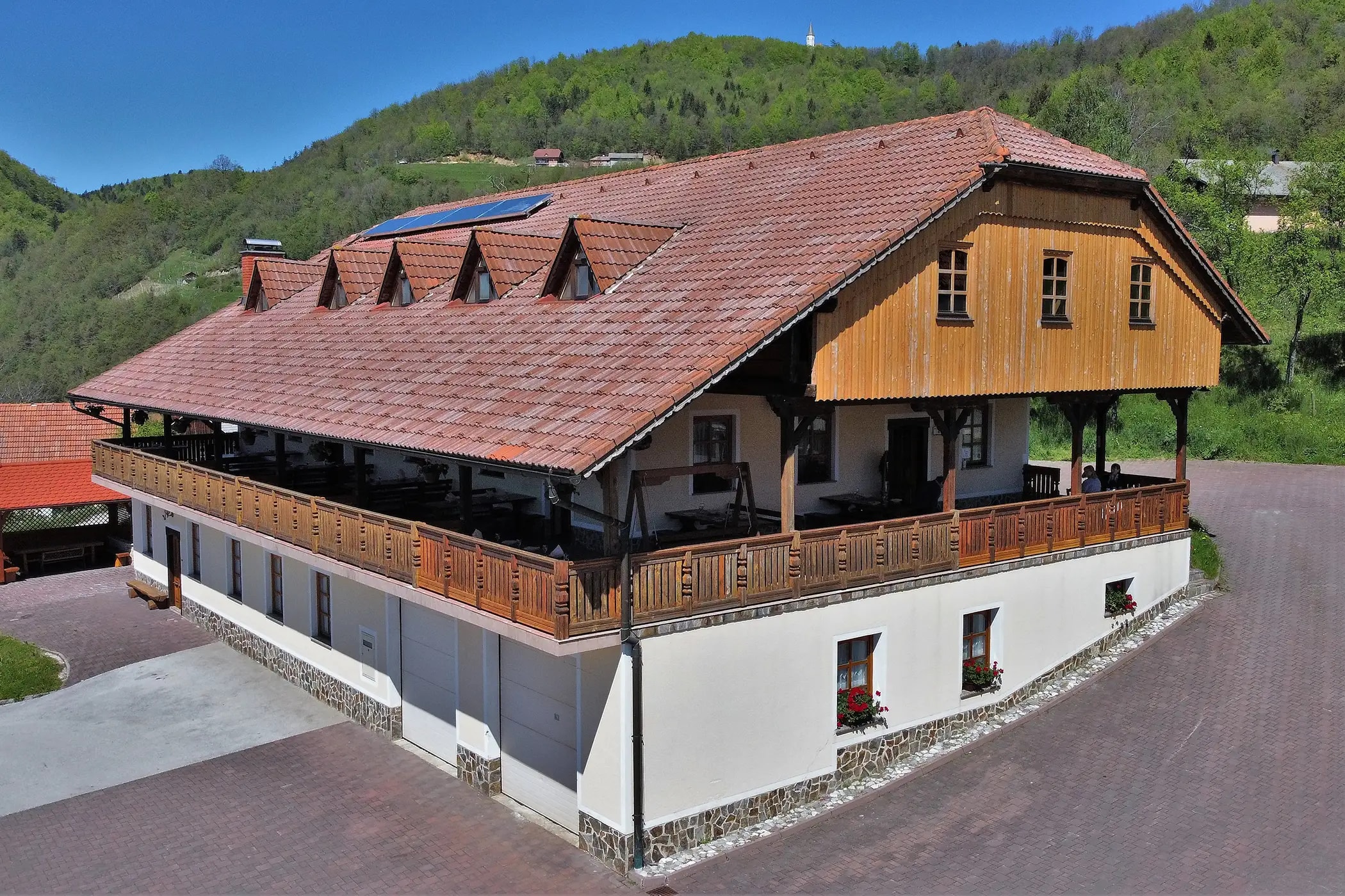 Gostišče Močivnik iz zraka, v ozadju posavski griči