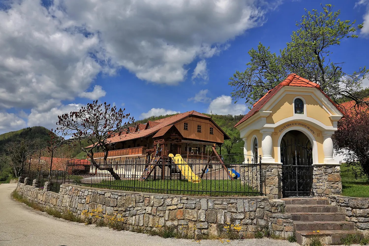 Gostišče Močivnik s kapelico in igrali